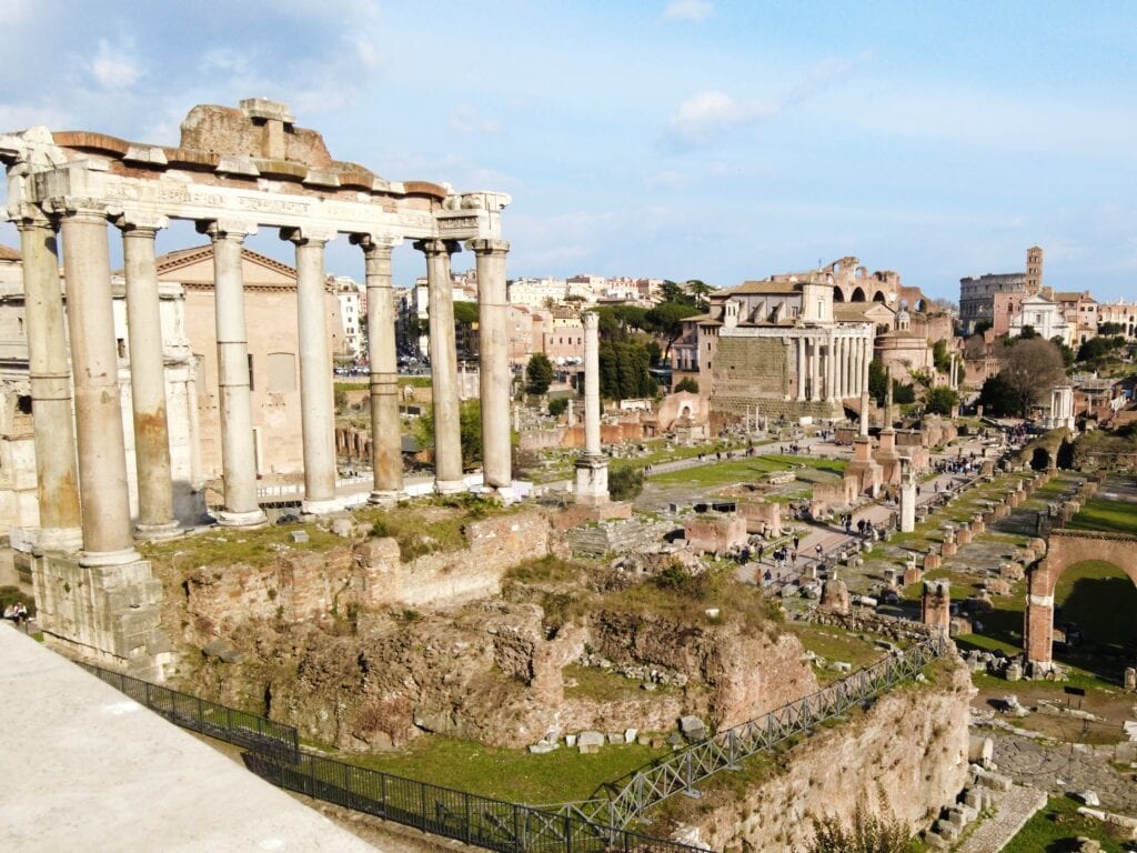 Attractions in Rome: A stunning view of the forum in Italy's vibrant capital city. nct foto