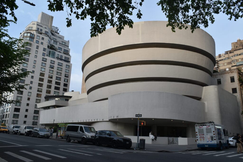 Guggenheim outside swirl museum new york